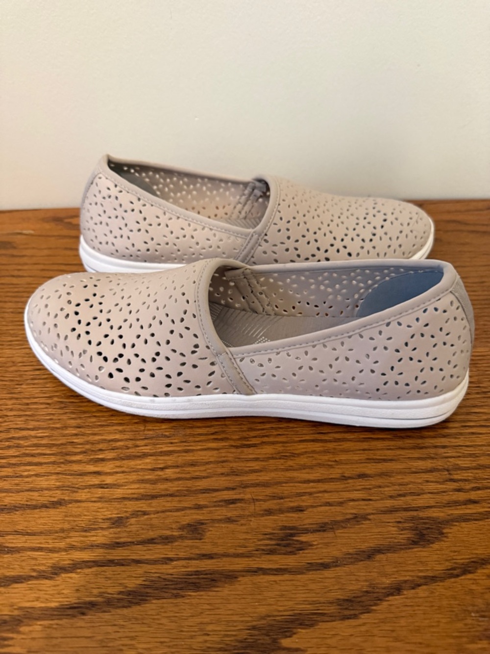Clarks Women's Breeze Lily Slip Ons- Taupe - EUC